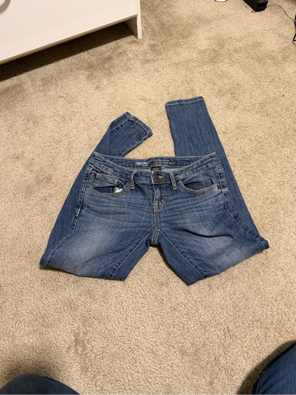 145 - Mossimo Supply Co. Women's Skinny Jeans in Mid Blue Wash - Picture 3 of 4